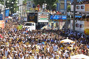 Salvador - March, 3 2003 - Bloco Coruja Trio, led by the singer Ivete Sangalo - Picture:Antonio Reis - © Portal Terra