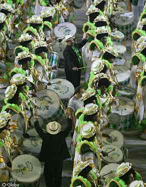 Império Serrano percussion band - Carnival 2003 - © Globo.com